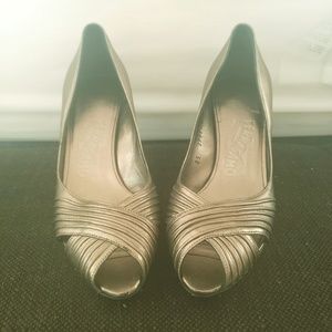 Ferragamo Salvatore Champagne Peeptoe Pumps
